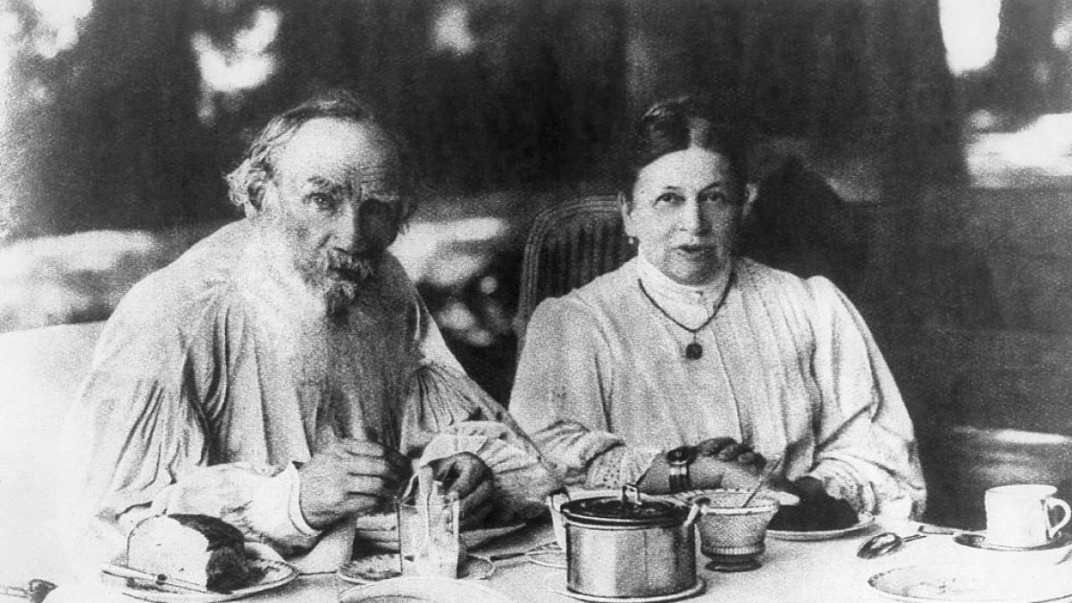 León Tolstói, escritor ruso: "Lo más importante para un matrimonio feliz no es ser compatible, sino manejar la incompatibilidad"