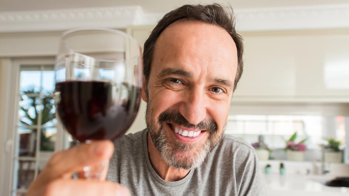 Un enólogo revela sus secretos a la hora de elegir un vino en España:  ¿Te fijas en esto cuando eliges una botella? 