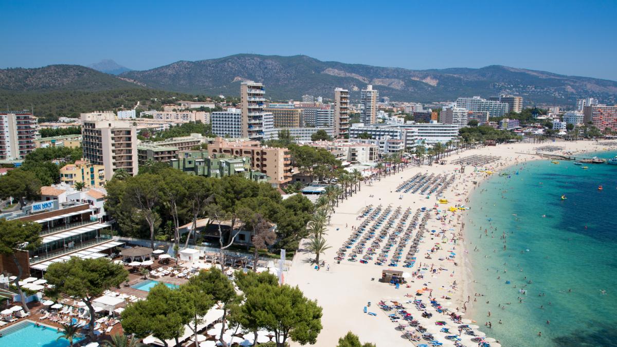 Los activistas de Mallorca, contra el turismo masivo:  Cada vez que eliges una cadena internacional sobre un negocio local, tiene consecuencias para los residentes 