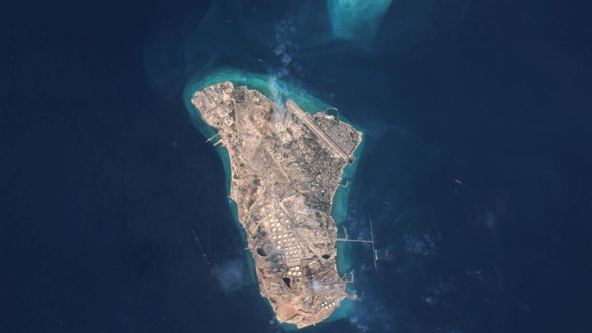 EEUU bombardea la isla de Kharg (Irán), fundamental para la gestión de la industria petrolera del país, según medios iraníes