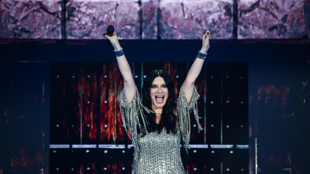 Laura Pausini interrumpe su concierto en Madrid tras ver que un fan se había pasado con el alcohol: "Quiero saber qué coño está pasando ahí"