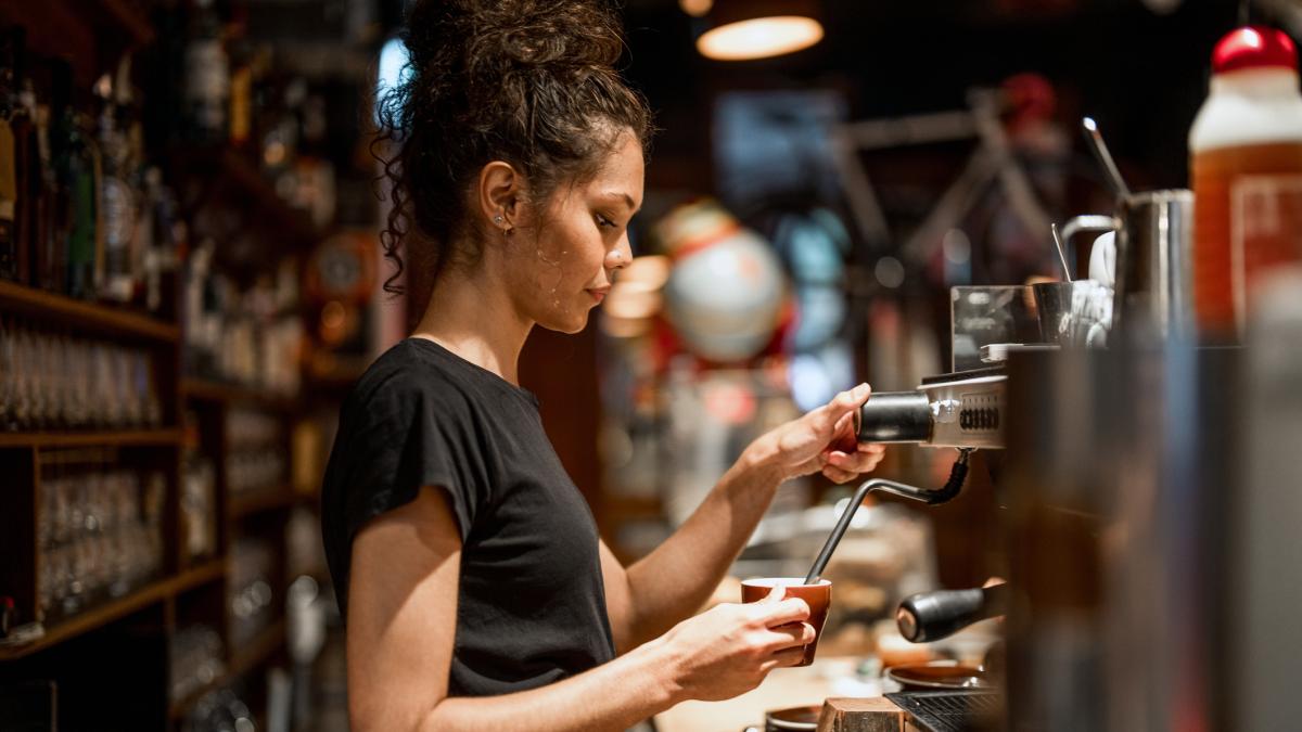 Una joven de 30 años deja su carrera soñada para volver a hacer cafés: "Es de las mejores decisiones que he tomado"