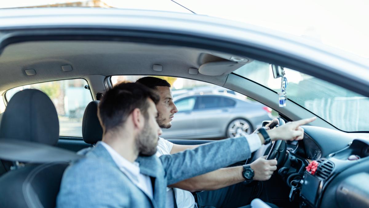 Confirmado por la Guardia Civil: ya hay aspirantes en el examen de conducir utilizando gafas inteligentes para hacer trampas