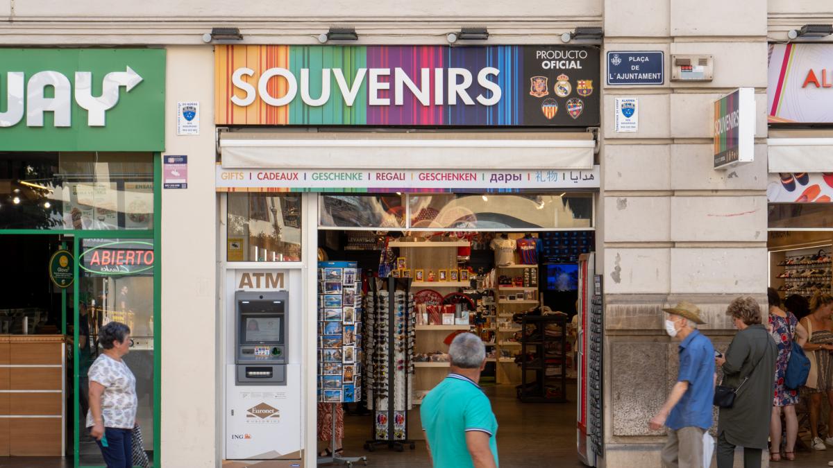 El hartazgo de un político valenciano contra el turismo masivo llega a la prensa británica: "Compran el mismo souvenir y no gastan más que cinco euros en cerveza"