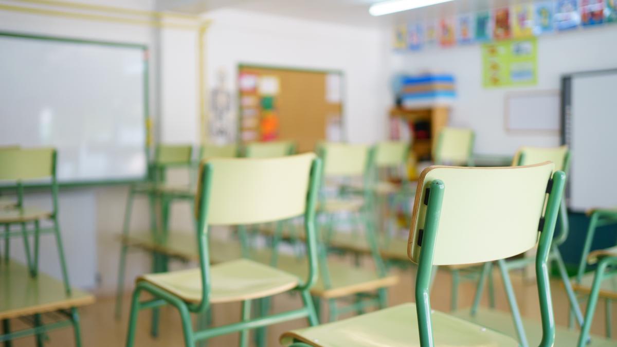 Preguntan a un profesor si trabajaría en un centro privado por el mismo sueldo que en la pública: una reflexión de la que tomar nota