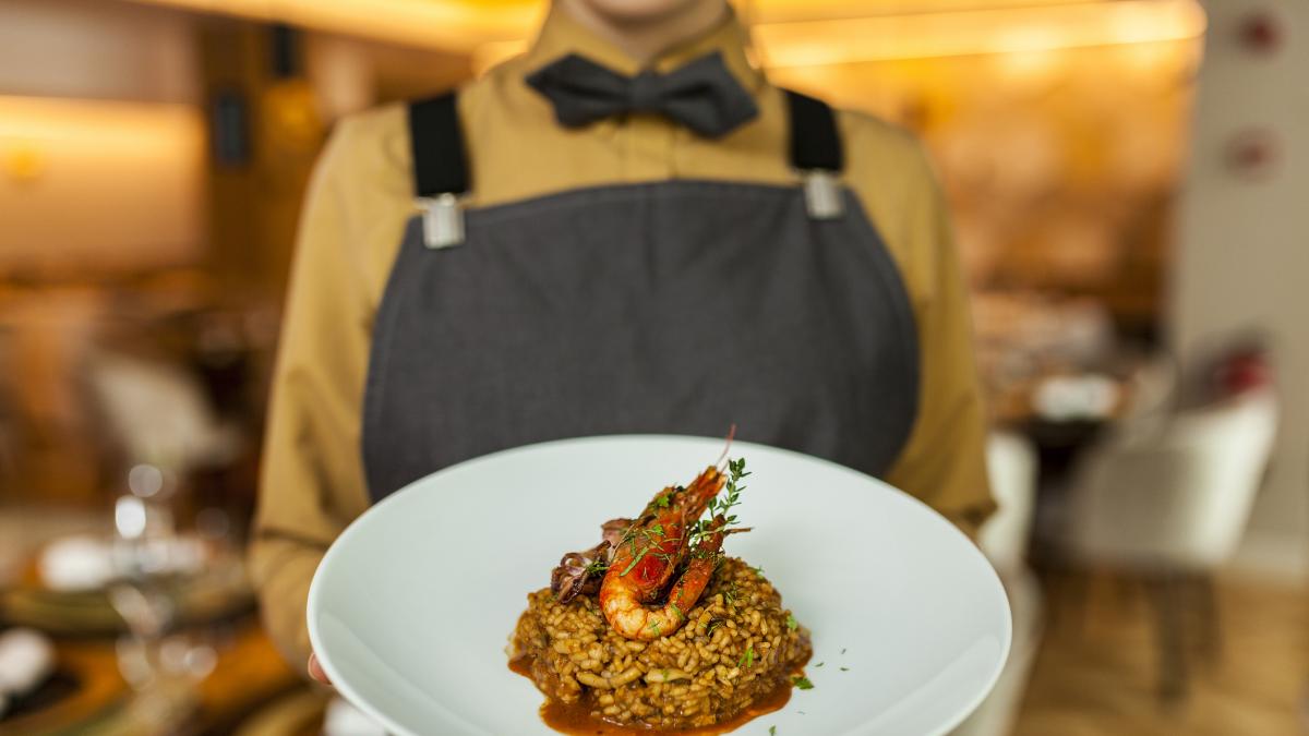 Una camarera cuenta algo que ha visto hacer en las cocinas de los restaurantes y, si lo escuchas, quizá se te quiten las ganas de comer fuera