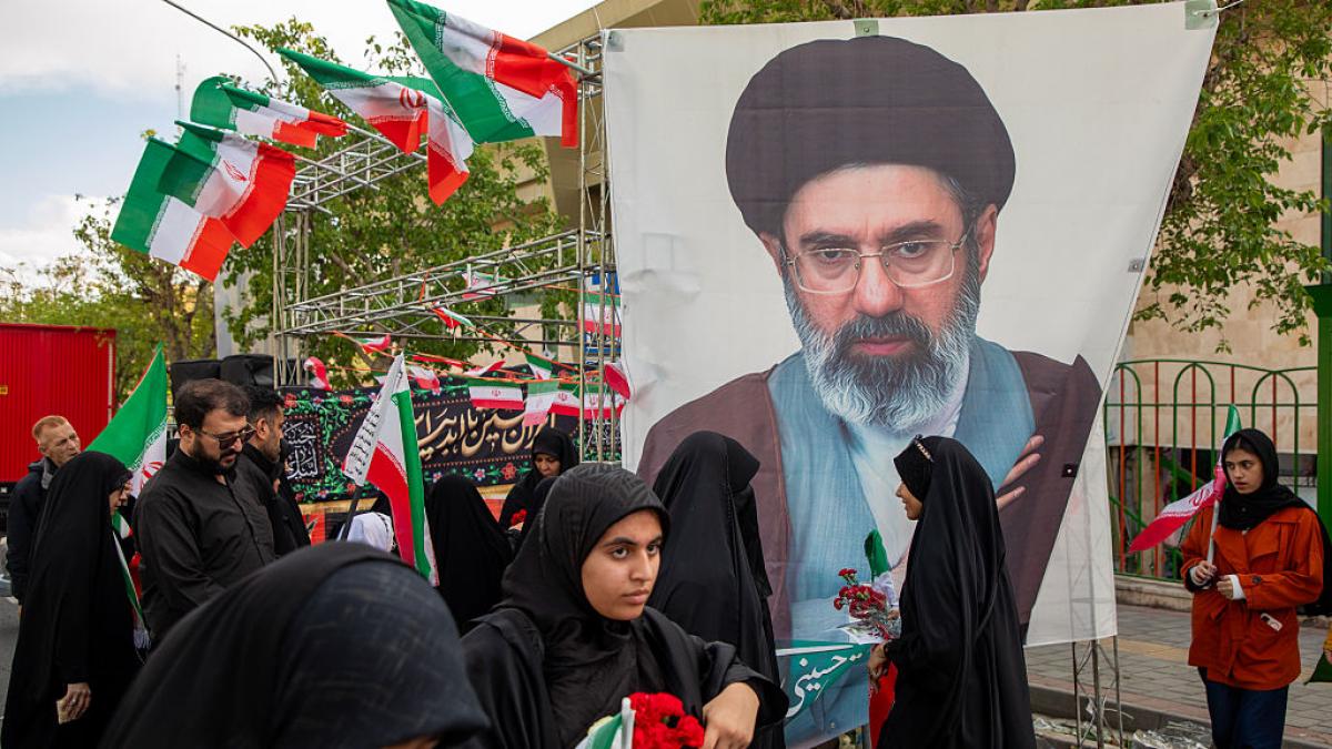 El líder supremo de Irán da señales (a medias) en pleno alto el fuego, clama "venganza" contra el "enemigo" y promete una "nueva fase" en la gestión del Estrecho de Ormuz