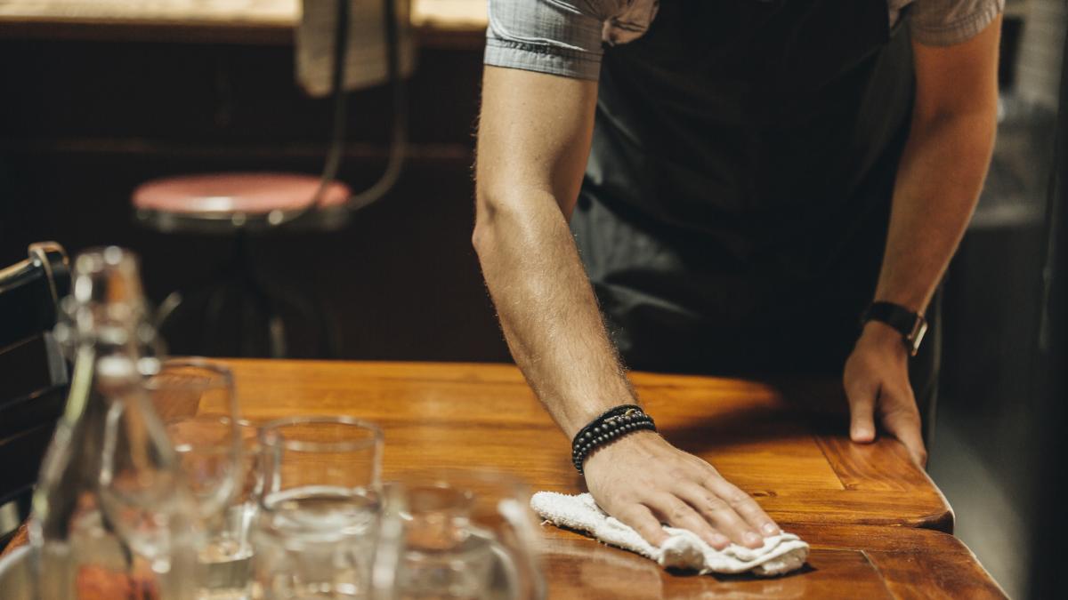 Pone una mala reseña en un bar porque le hacen consumir para ir al baño y se abre un debate monumental