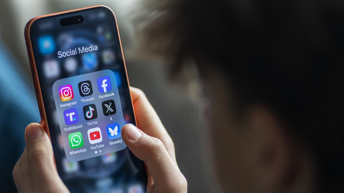 La psicología sugiere que quien scrollea en redes sociales sin publicar nunca no es un usuario pasivo: es alguien que ha tomado la decisión consciente de no convertir su vida en un espectáculo