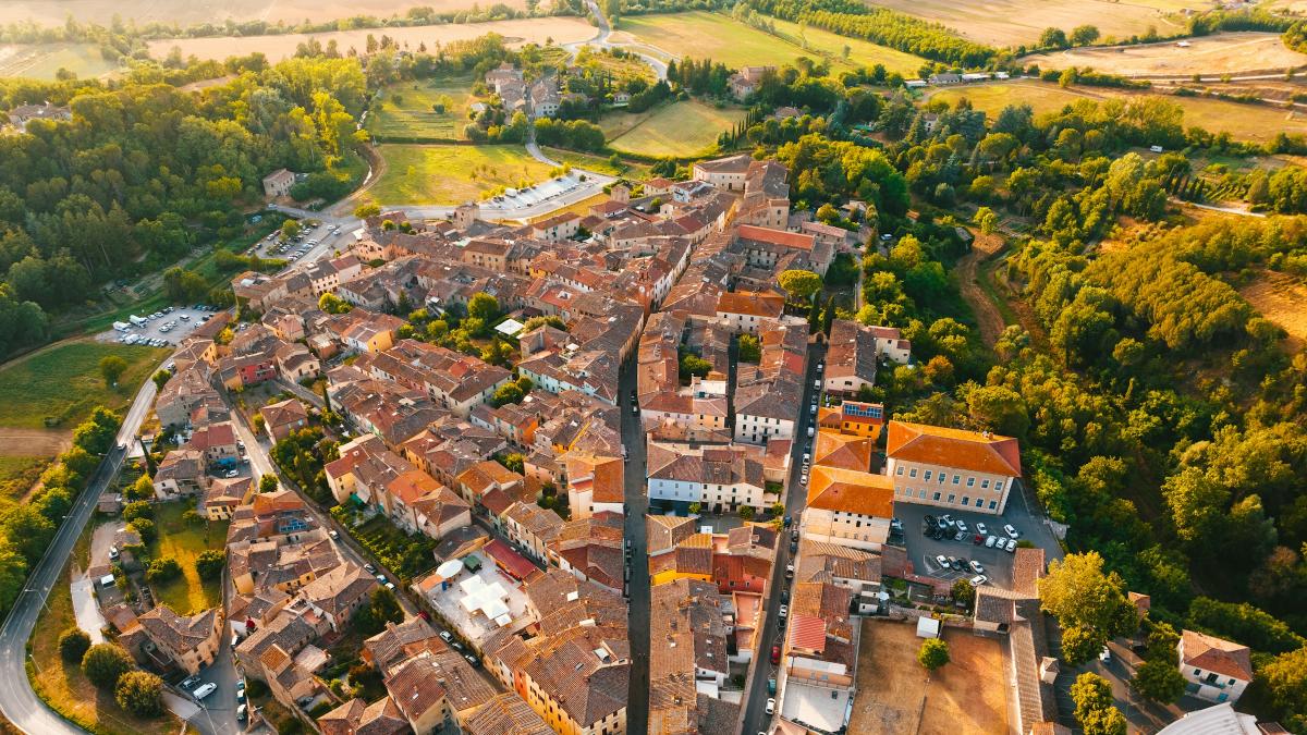 Los pueblos españoles más buscados para una escapada: el ranking que revela hacia dónde miran los viajeros esta temporada