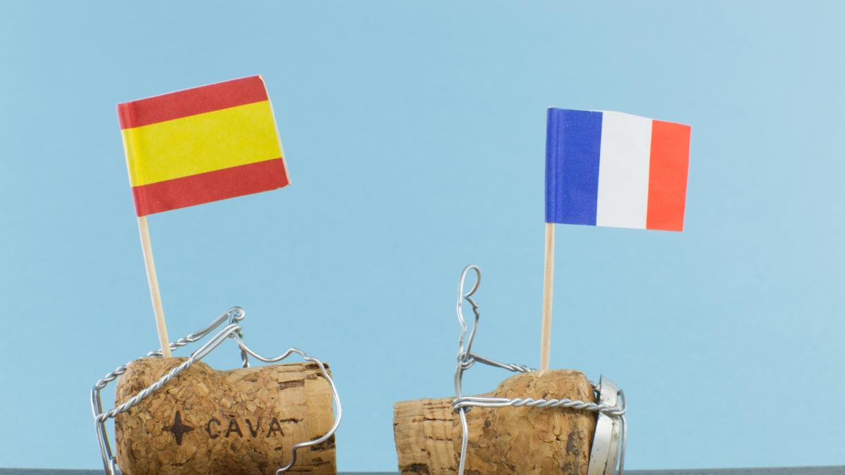 Va en bici por Francia con una bandera de España y no da crédito a lo que le ha pasado: "Supongo que tontos hay en todos los sitios"