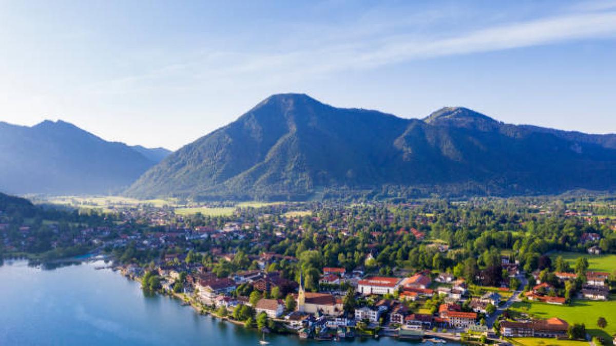 Un ayuntamiento exige a los propietarios de una casa que reemplacen las puertas blancas de sus garajes después de 24 años