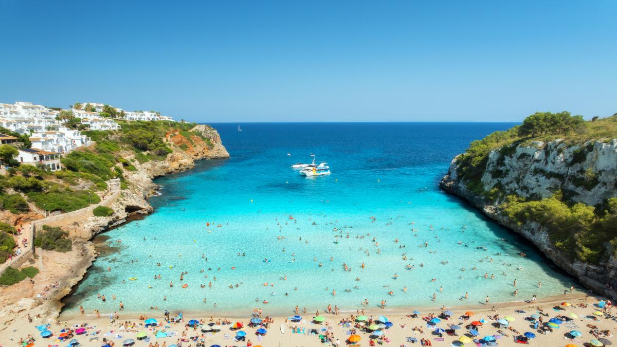 Los residentes de Mallorca se organizan para limpiar playas ante el aumento de residuos: "Nos hemos organizado porque la basura nos estaba comiendo"