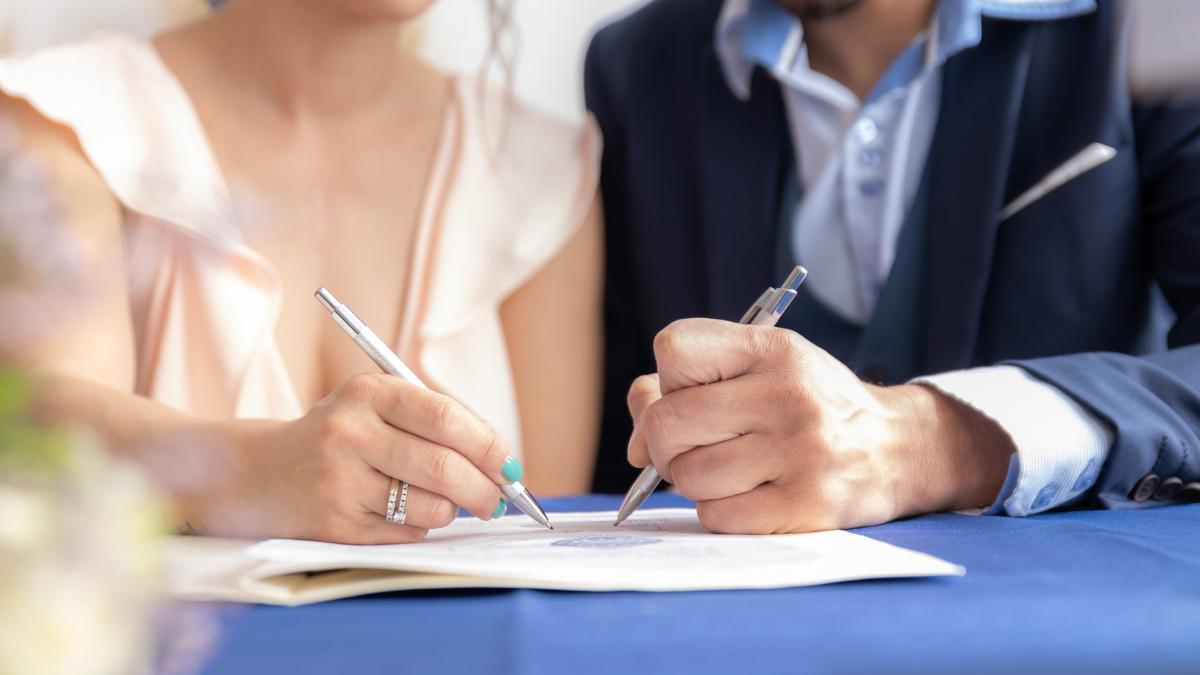 Es 2026 y Francia acaba de eliminar de su legislación sus polémicas referencias a las "obligaciones conyugales": "El matrimonio es una promesa de amor, nunca una deuda"