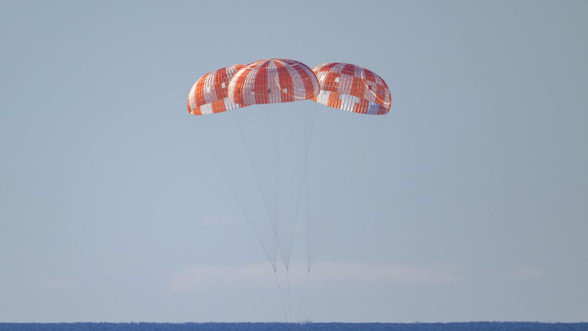 La humanidad vuelve de la Luna 50 años después: así ha sido el regreso histórico de Artemis II