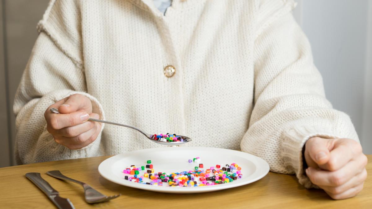 Un estudio en 200 países confirma que dos químicos del plástico flexible causaron 74.000 muertes de recién nacidos en 2018: están en el film de cocina, los juguetes y los productos de higiene personal