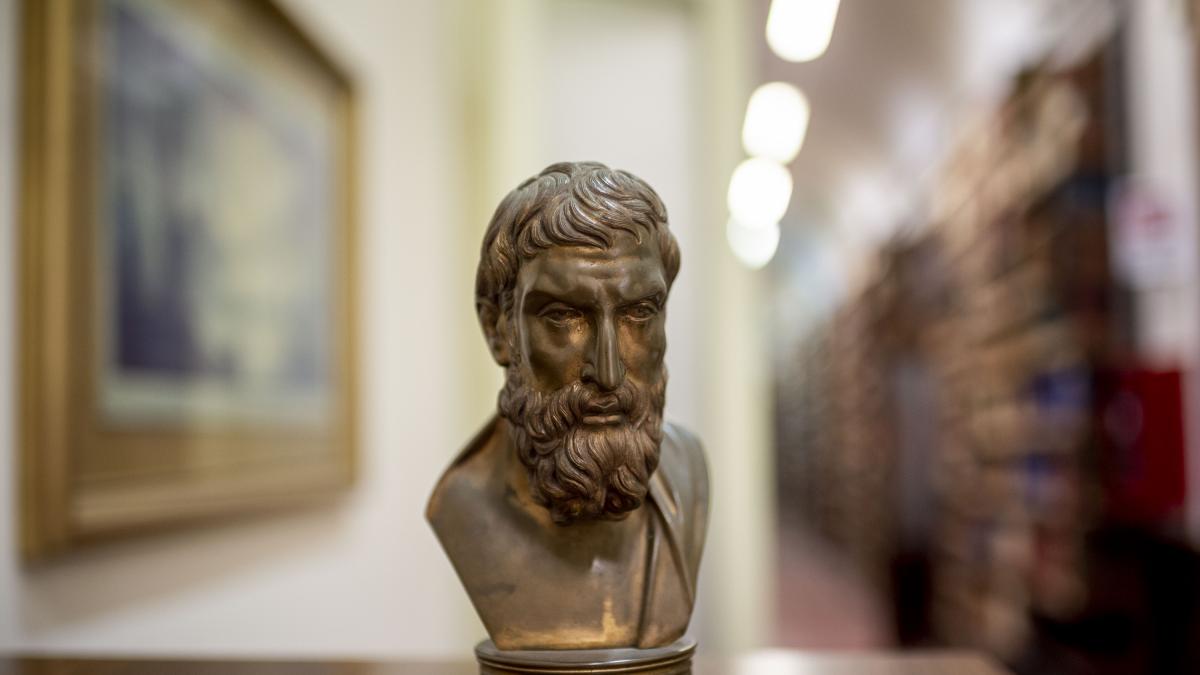 Epicuro, filósofo griego: "El hombre que no se contenta con poco, no se contenta con nada"