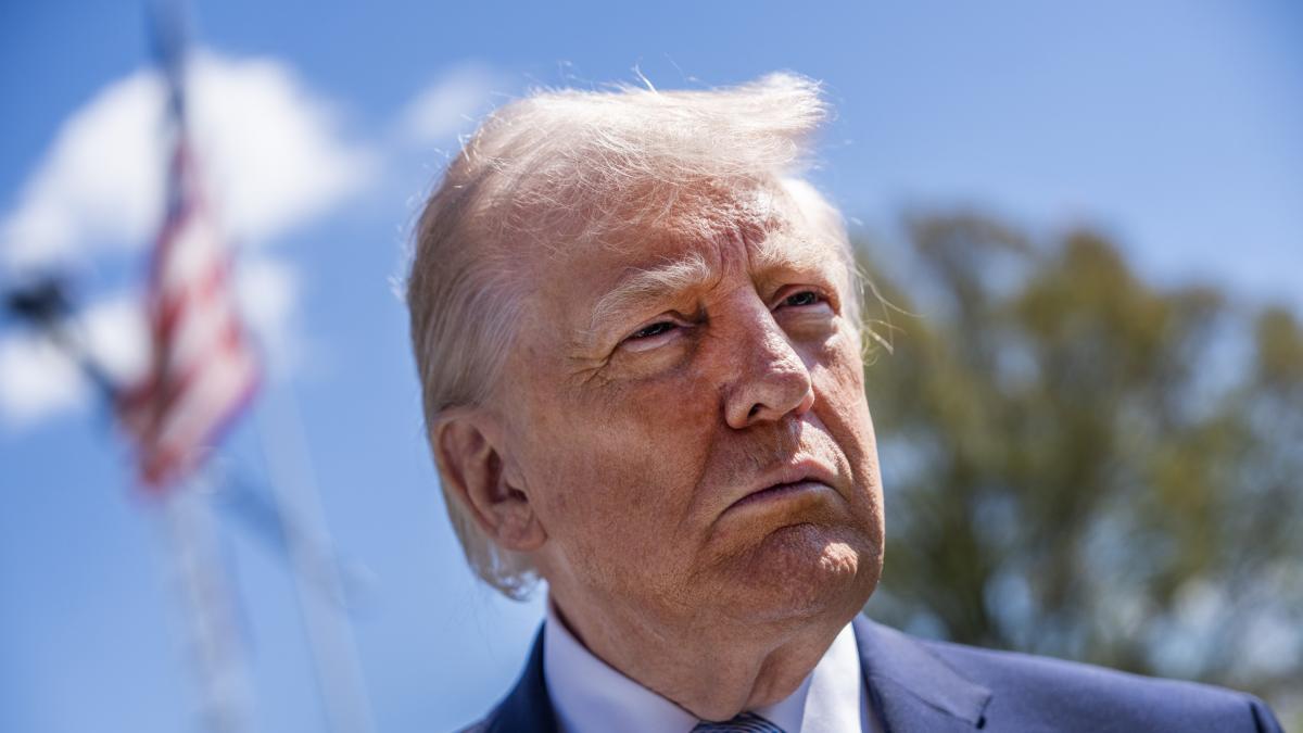 Una especialista en comunicación no verbal pone palabras a la escena más reproducida de Trump con un paraguas