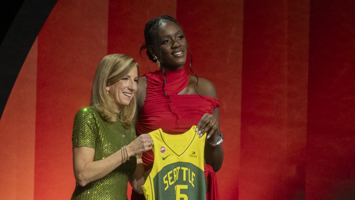 La noche en la que el baloncesto femenino español tocó las estrellas: Awa Fam, Iyana Martín y Marta Suárez hacen historia en el draft de la WNBA