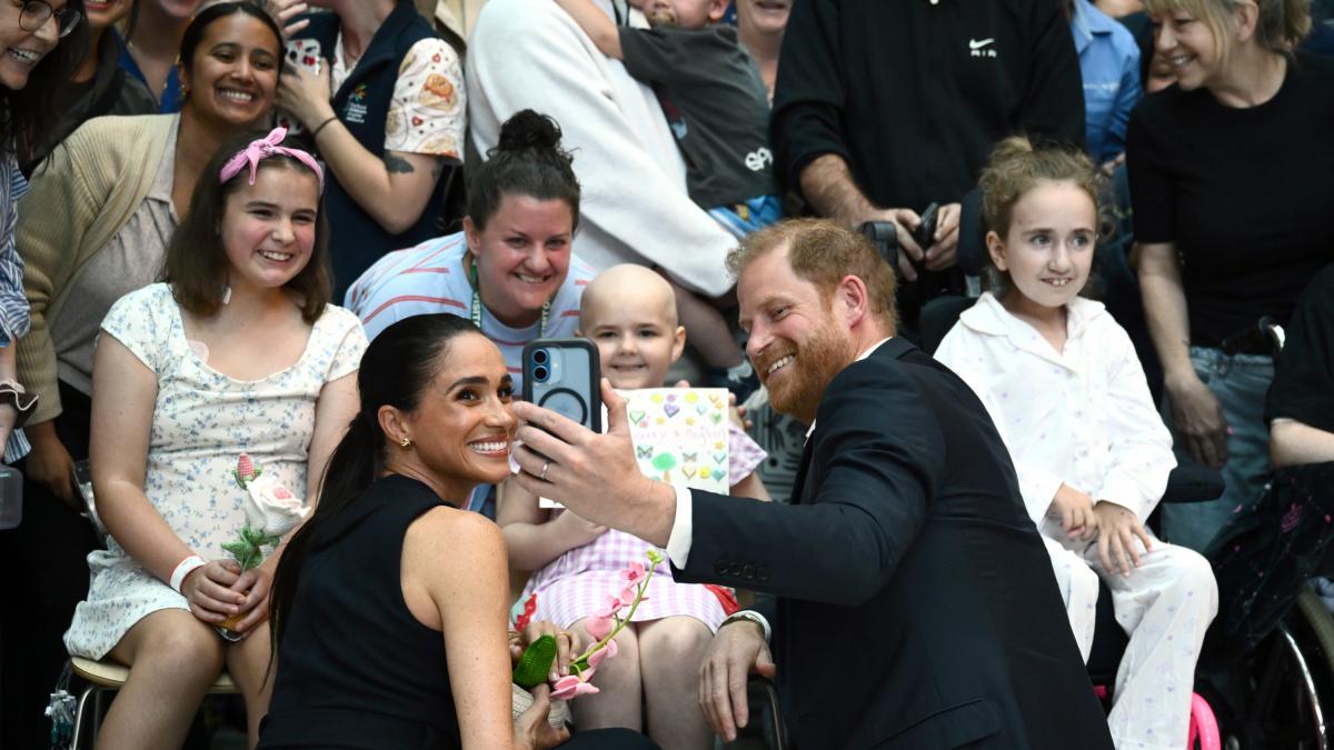El príncipe Harry y Meghan Markle en Australia: sonrisas y calidez con niños enfermos al estilo Lady Di antes de monetizar su viaje