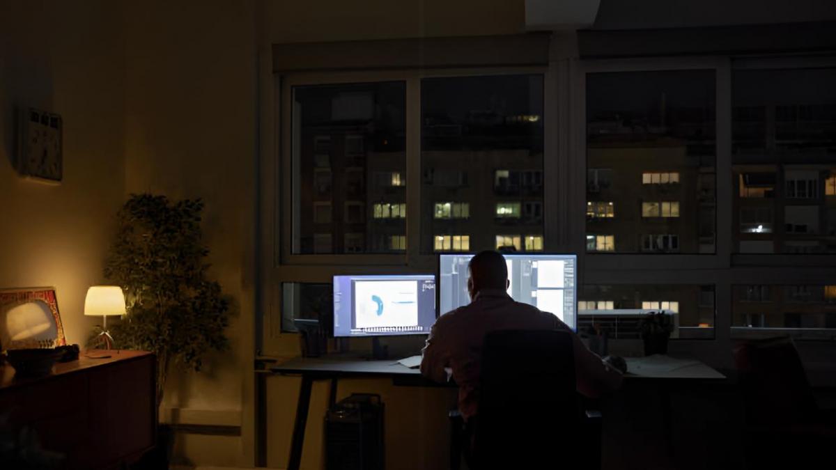 Las personas que empiezan a trabajar antes de que salga el sol "son esenciales para la sociedad, pero pagan un precio biológico oculto": la ciencia investiga ahora una solución