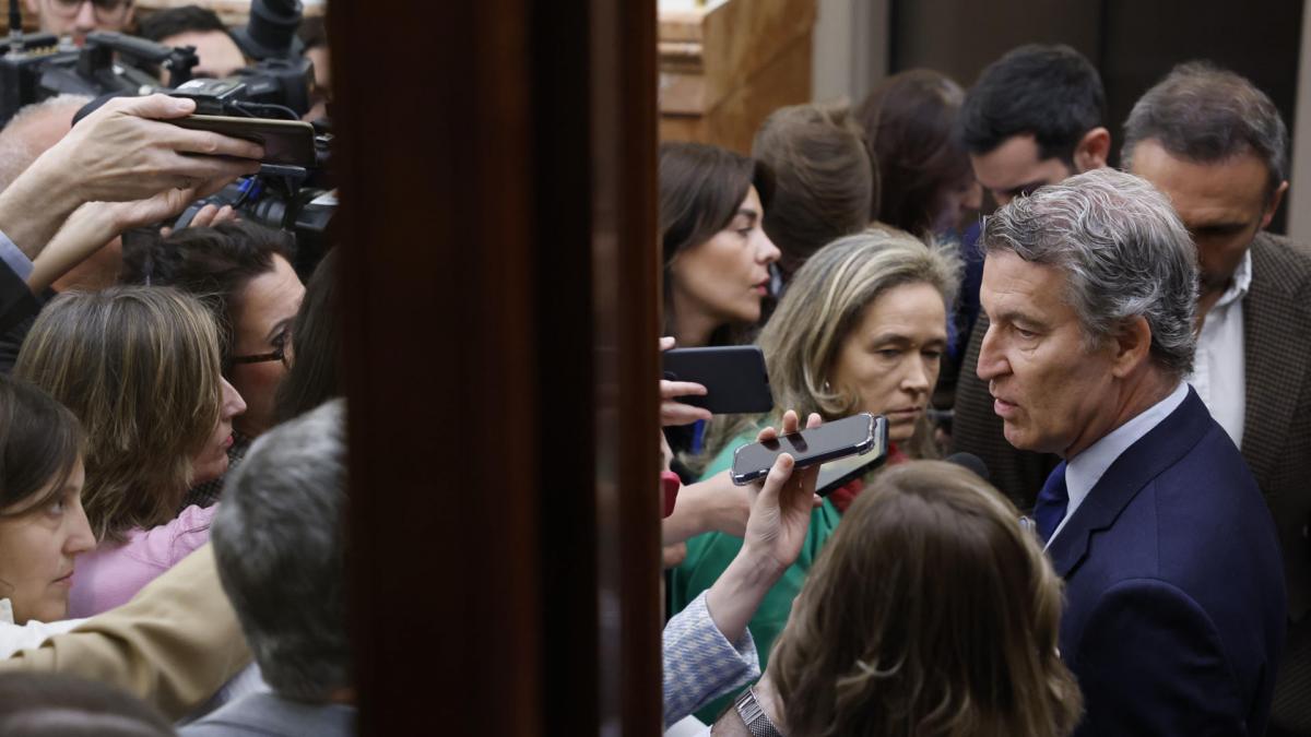 Feijóo acusa al Gobierno de regularizar a inmigrantes con antecedentes policiales y Saiz responde: "Es desconocimiento o mala fe"