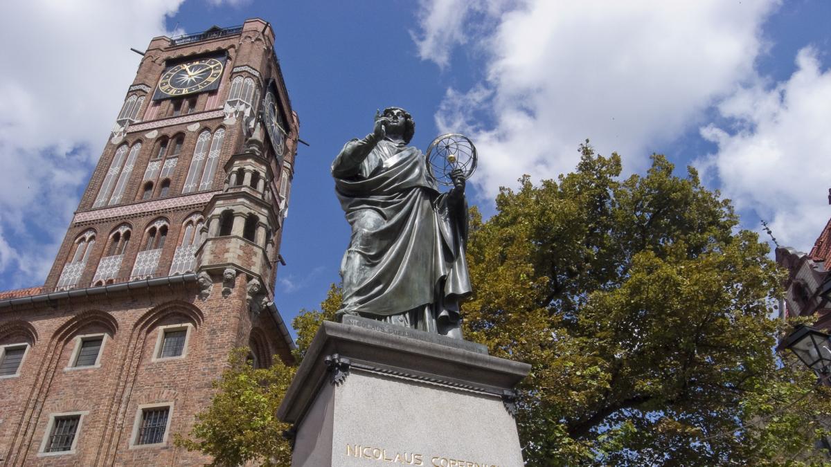 Nicolás Copérnico, científico: "La naturaleza nunca hace nada superfluo, nada inútil, y sabe sacar múltiples efectos de una sola causa"