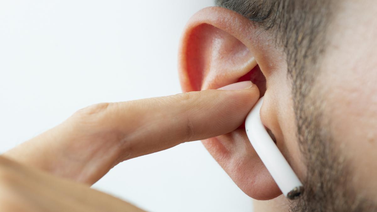 Anna Bixler, audióloga: "En el metro o corriendo subes el volumen de los auriculares para competir con el ruido exterior y ahí es exactamente donde la gente se mete en problemas con su audición"