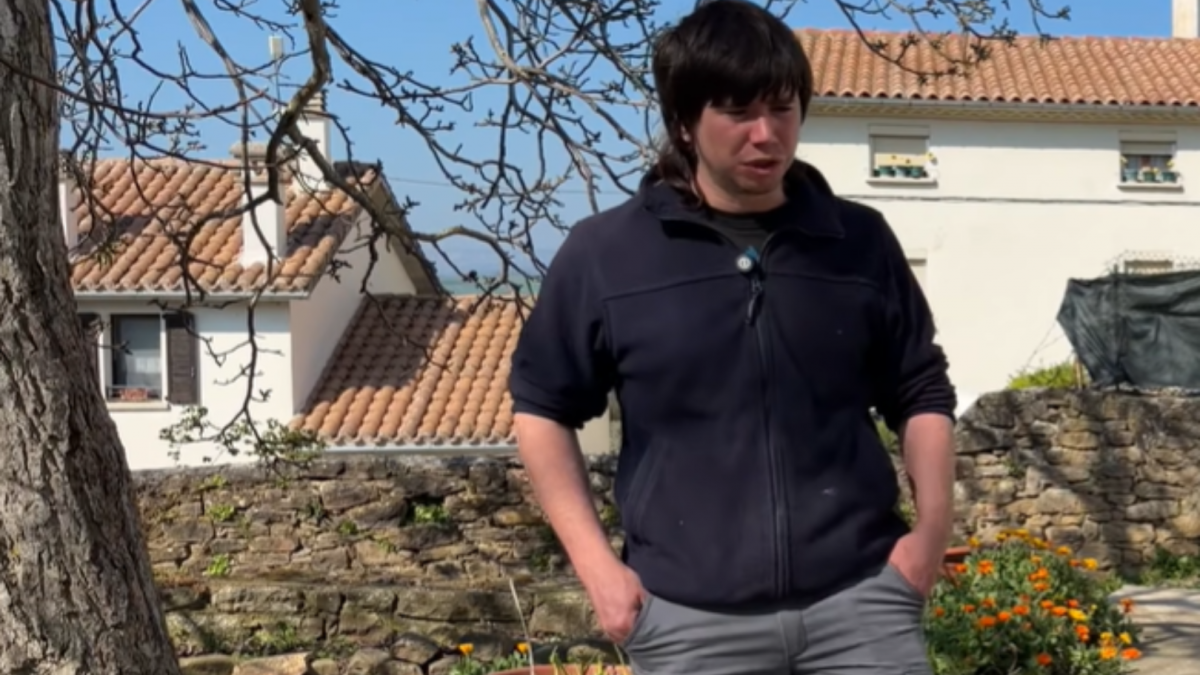 Oihan Moreno, ganadero en Navarra: "En una fábrica no aguantaría una semana; entre mis yeguas y en un pueblo de siete vecinos soy la persona más feliz del mundo"