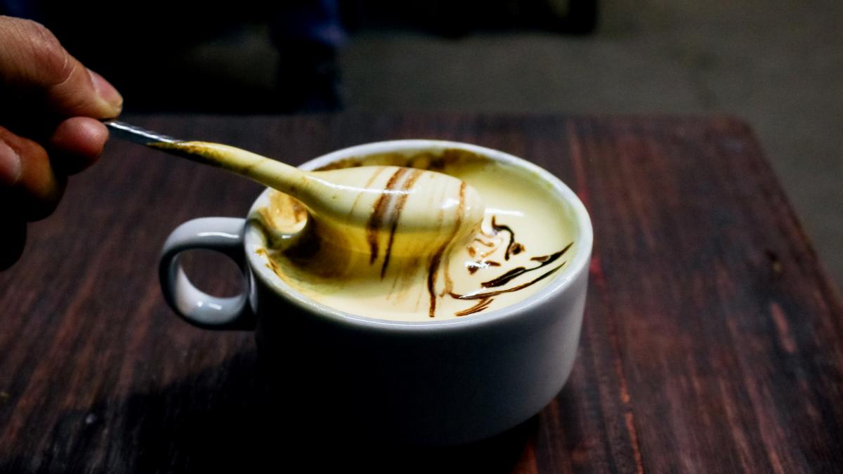 El "café con huevo" arrasa en Instagram, pero una médica advierte del riesgo real de salmonela al tomarlo