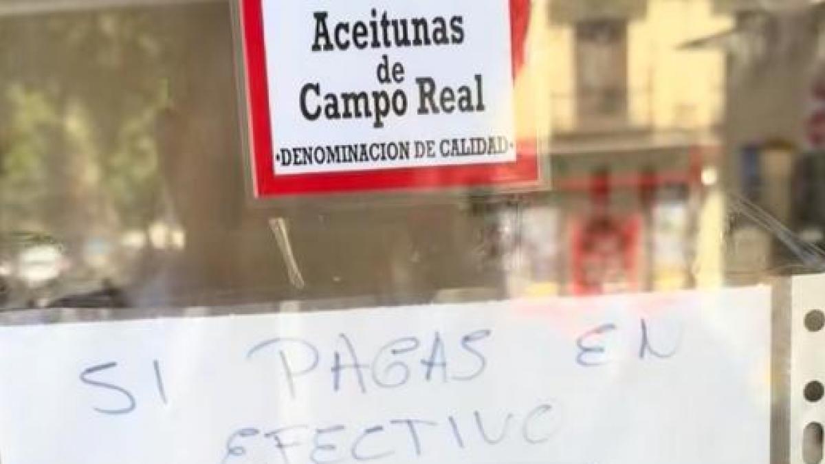 El cartel que cuelgan en un bar de Madrid sobre el pago en efectivo sirve un inmenso debate en bandeja