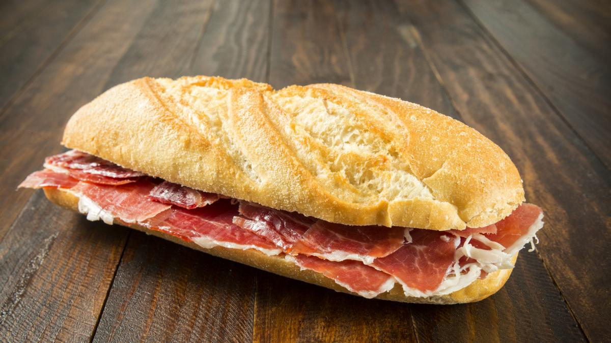 Lo que cuesta una flauta de jamón de bellota en el aeropuerto de Barajas es para quedarse tiritando