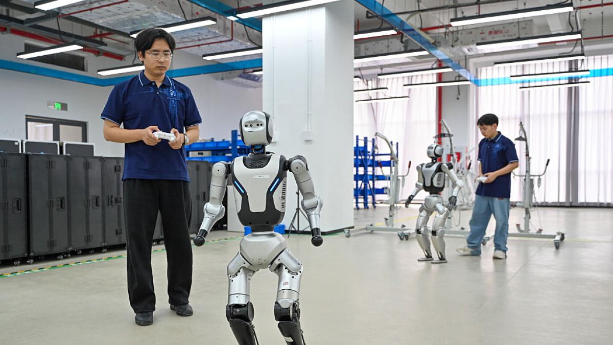 China usa robots humanoides para resolver el envejecimiento de su población mientras EEUU los vende como mayordomo doméstico para ricos: las dos vías opuestas del 'hype' tecnológico