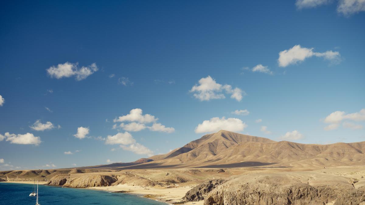 Un joven tiktoker tira de sarcasmo para ilustrar la situación de Canarias:  Necesita discotecas, hoteles y viviendas vacacionales, déjense de espacios naturales 