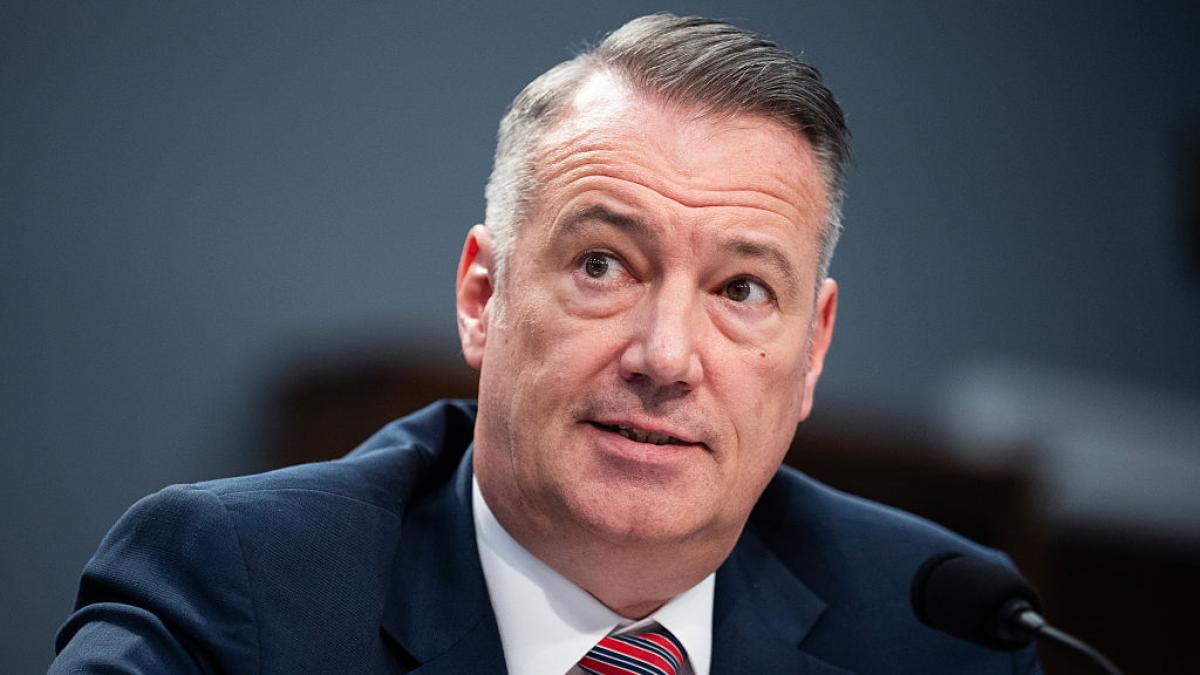 Renuncia el jefe interino de ICE y supervisor del plan de deportación masiva de Trump