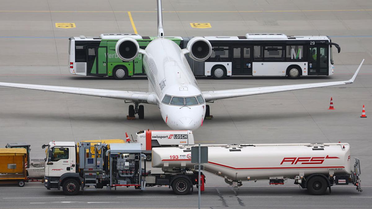 Las aerolíneas europeas piden a Bruselas endurecer las normas y dejar sin indemnización a quienes vean cancelado su vuelo este verano por la crisis del queroseno