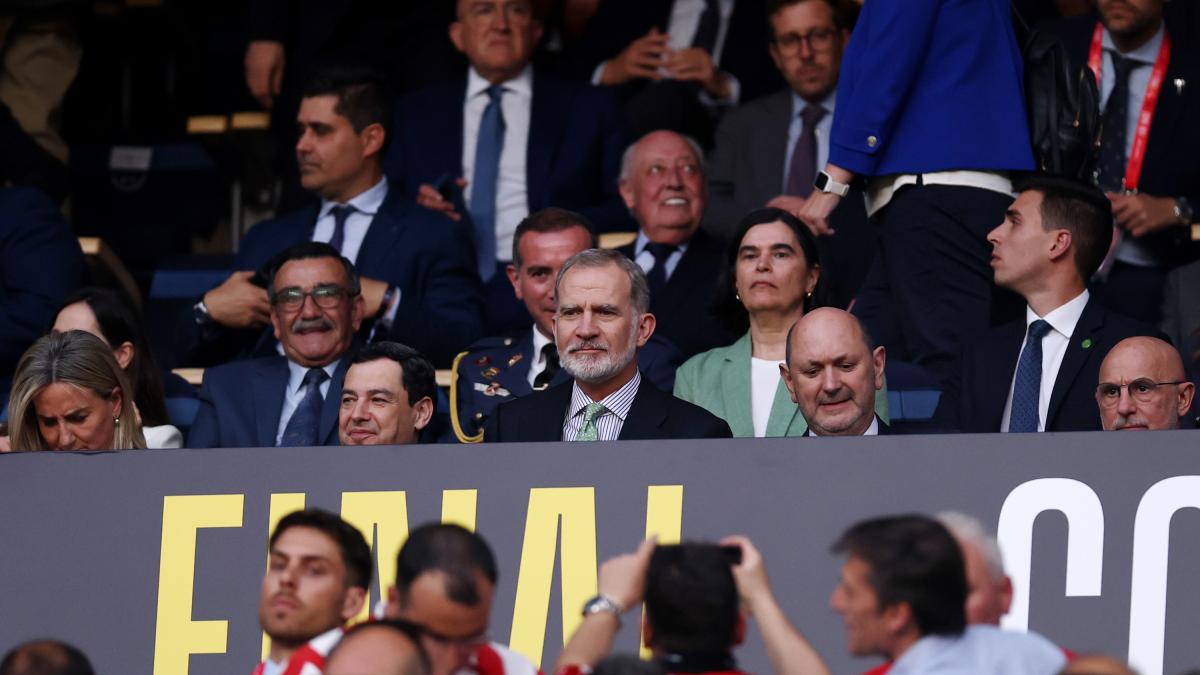 Enfocan al palco en la final de la Copa del Rey y hay gente que se sorprende al ver a alguien a pocos asientos de Felipe VI