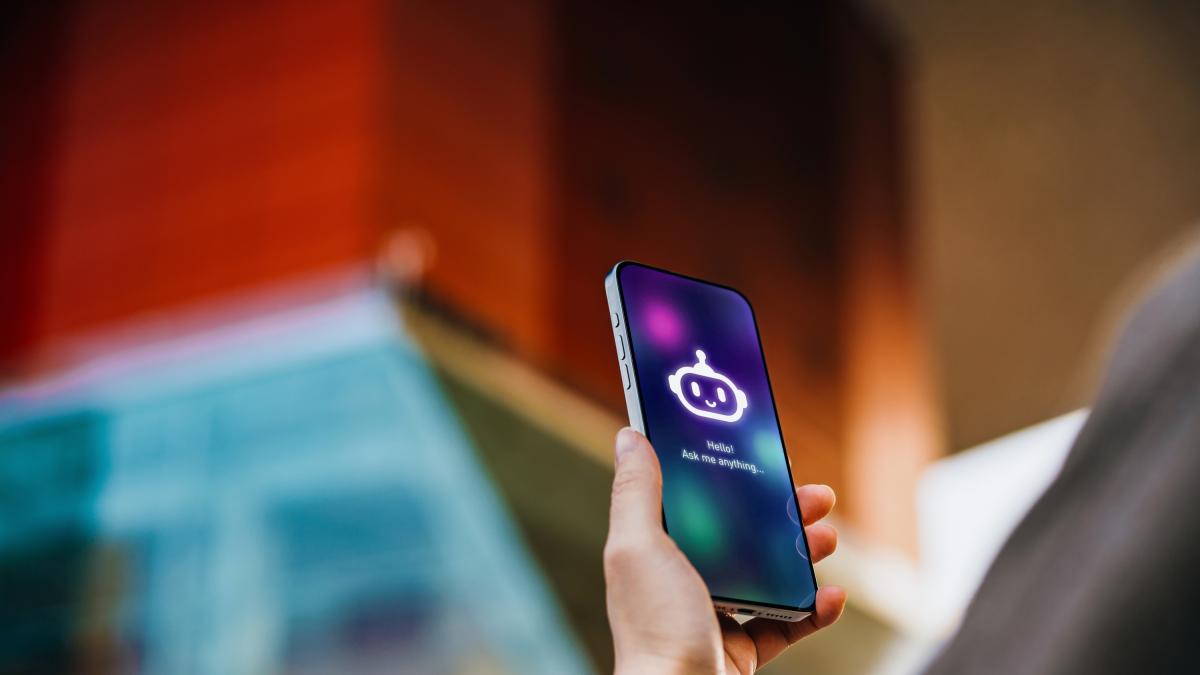 Chema Alonso, hacker, sobre la IA que usan sus hijas: "Mi hija me dice que ya no ordena su habitación sola, le tira fotos a ChatGPT y él le indica dónde poner cada cosa"