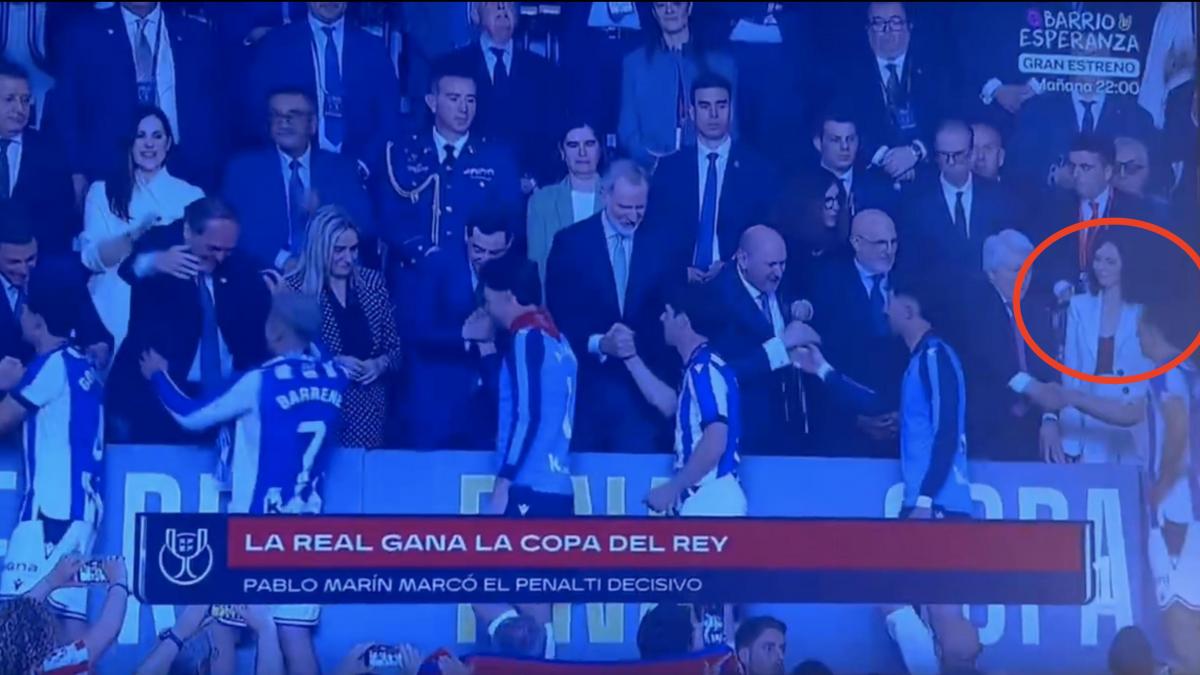 Las cámaras captan lo que ha hecho Oyarzabal cuando se ha cruzado con Ayuso y está dando la vuelta a España