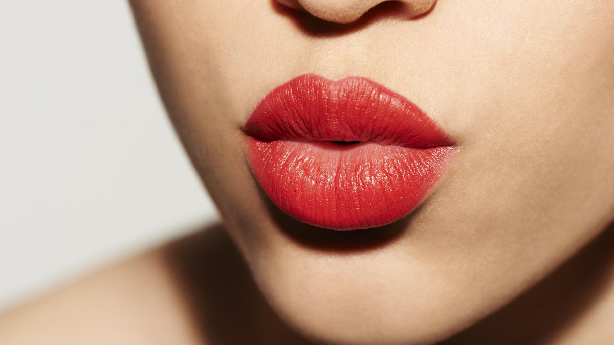 Elena Dapra, psicóloga sanitaria, explica por qué no hay que obligar a los niños y niñas a dar besos: "Es marcar límites corporales y diferenciar el afecto espontáneo de la obligación"