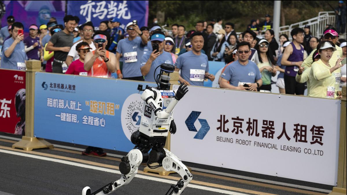 Los robots humanoides también corren que vuelan: pulverizan todos sus registros en la media maratón de Pekín