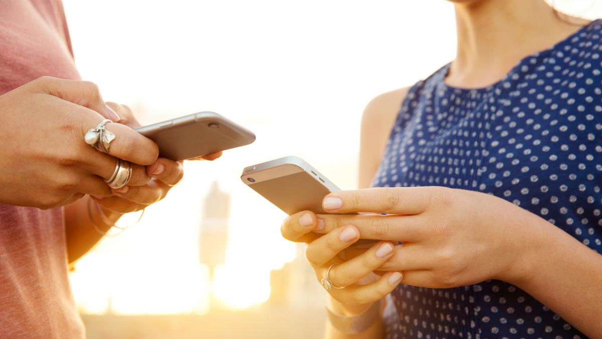 Qué es el 'phubbing' y por qué se considera uno de los hábitos más irrespetuosos de la vida social contemporánea, según los expertos en etiqueta