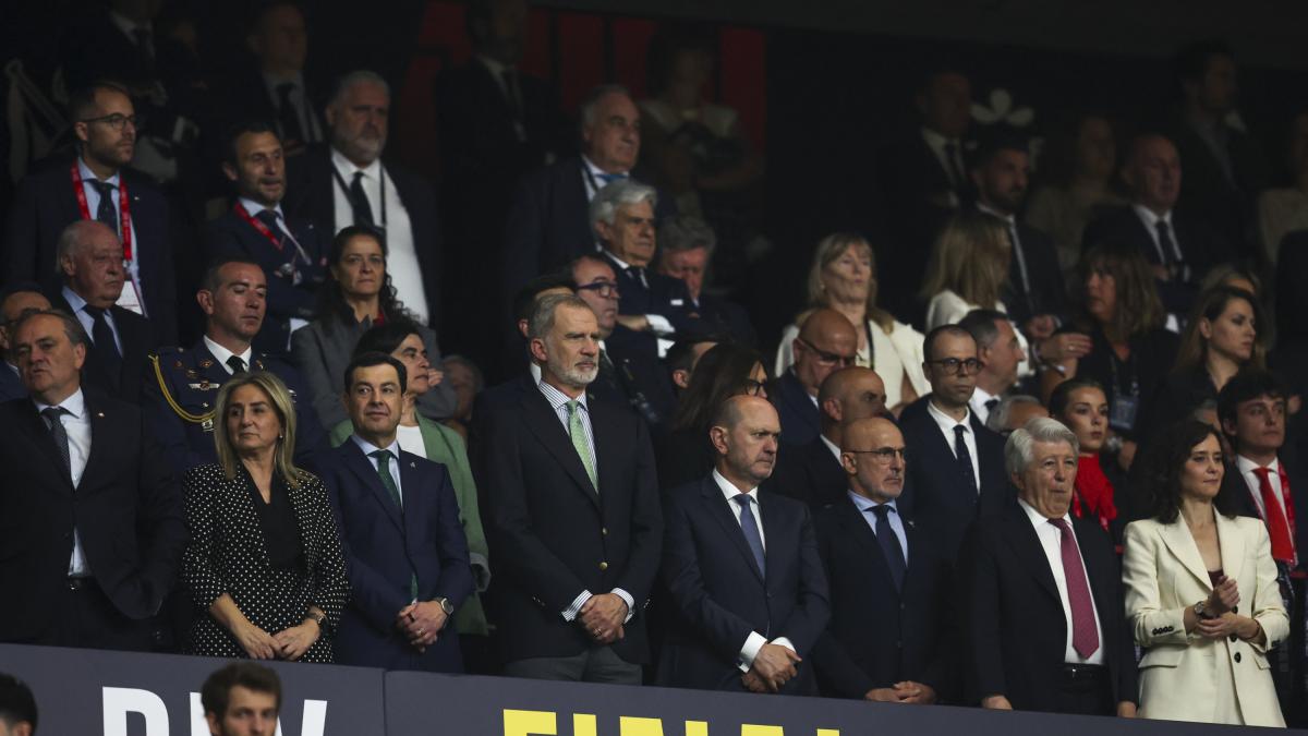 Ayuso se pronuncia sobre lo que pasó con su saludo con Oyarzabal