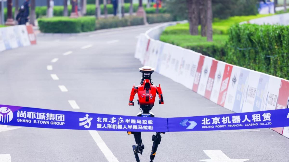 Lo que hizo el robot chino de la media maratón después de cruzar la meta lleva ya más de 200.000 reproducciones