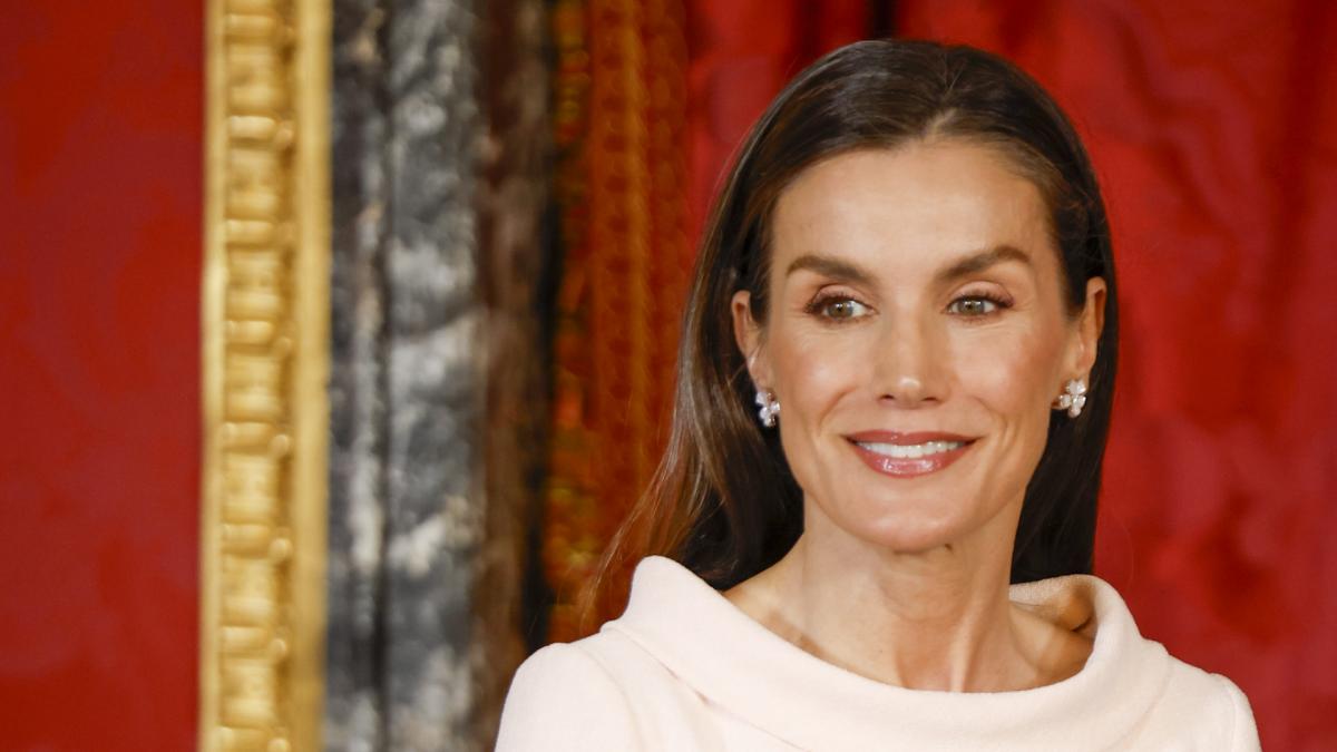 Letizia se desmarca de su propia costumbre con su 'look' más primaveral