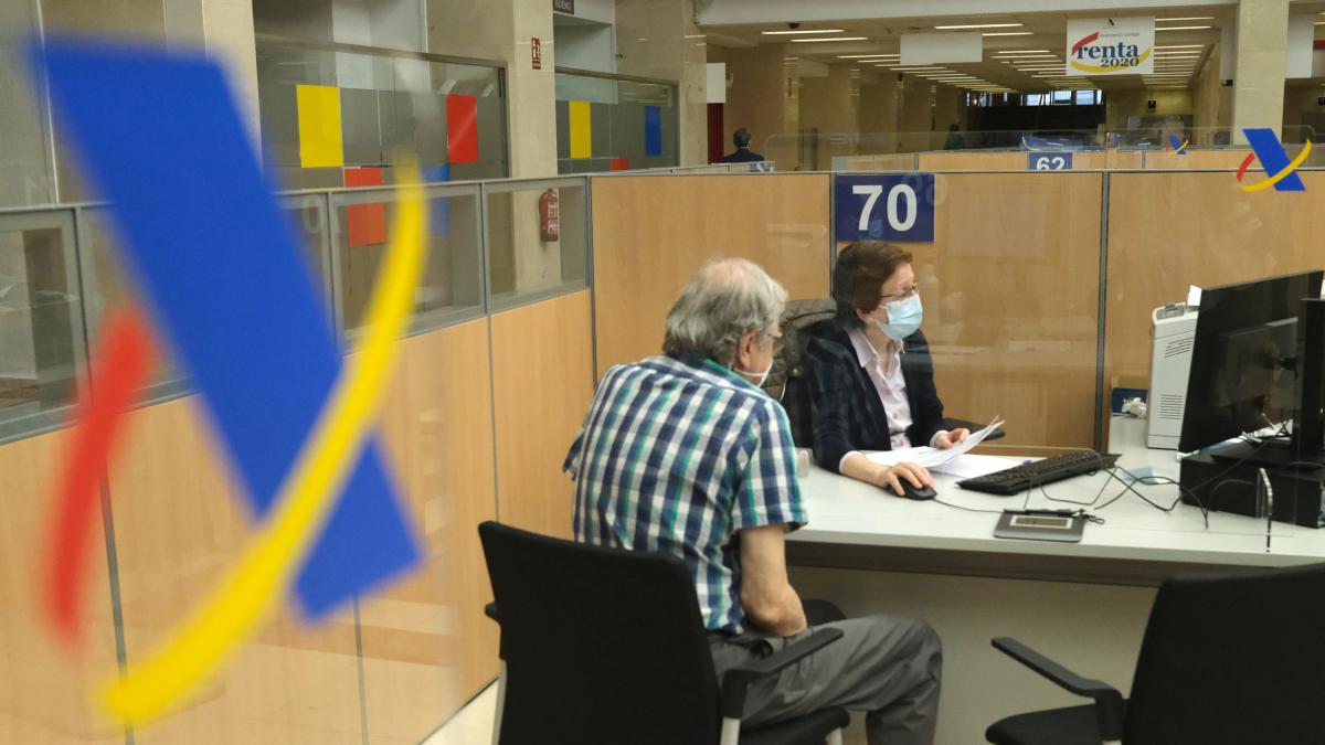 Así puedes hacer la declaración de la renta en una oficina de Hacienda y estos son los documentos que necesitas