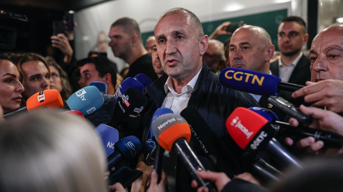 El prorruso Radev logra una amplia victoria en Bulgaria: ¿quién es este general que admira a Orban?