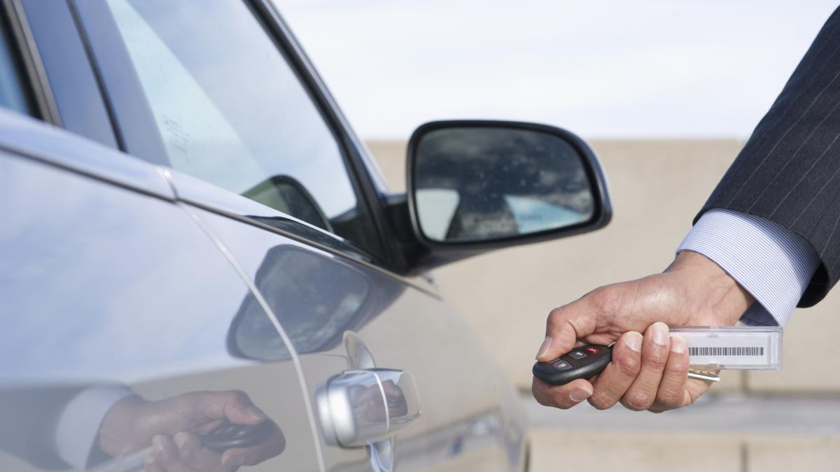Un parque rural de Tenerife prohíbe la entrada a coches de alquiler y vehículos turísticos por colapso:  La saturación turística afecta nuestro día a día 