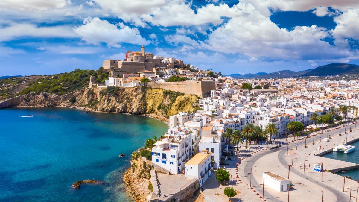 Ahmed, 35 años, saharaui, trabaja en un hotel de cinco estrellas en Ibiza y duerme en una cabaña de madera y cartón: el martes será desalojado junto a otras 130 personas