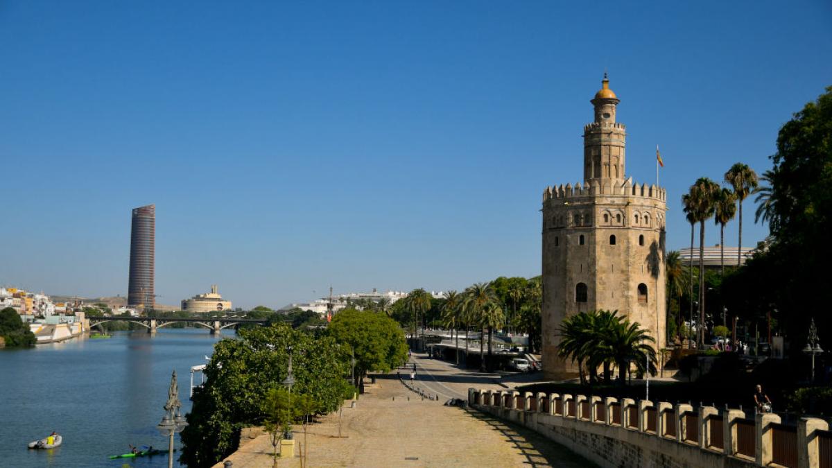 Marisol, vecina del Barrio de Santa Cruz de Sevilla: "Ya no quedan panaderías, solo tiendas de souvenirs y colas para desayunar"
